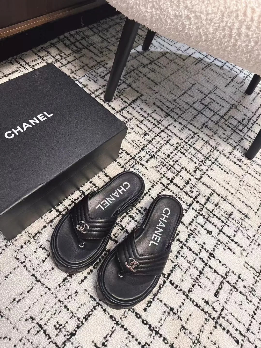 👟👟Ex-factory price 502👟👟 High version Chanel new color thick-soled slippers, easy to wear and versatile, must-have high-end tool shoes in summer, upper lambskin & customized denim, lining calfskin, original outsole Size: 35-39 (customized for 40, non-refundable)